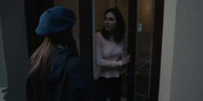 -Yes.
-Hi, I'm Leanne from down the street. - Servant