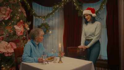 Yes, I, yes, ma'am, I. - Christmas at the Holly Hotel