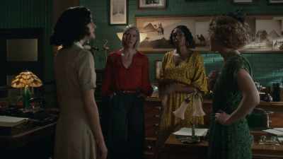 - Yes. In a hotel, - Frankie Drake Mysteries