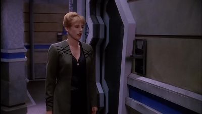 - Yes?
- It's Lyta Alexander. May I speak with you? - Babylon 5