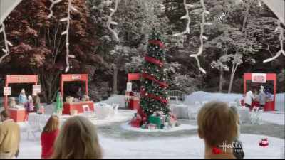 - Yes, it's very elegant. - Christmas at Pemberley Manor