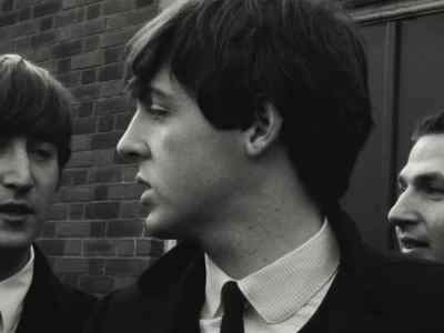 ♪ Yes, she loves you ♪ - Beatles '64
