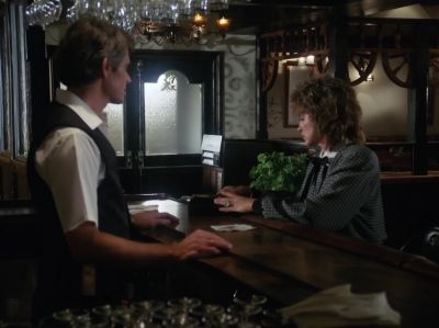 - Yes, ma´am?
- Ahem, vodka, please. - Dallas