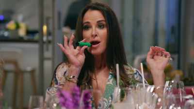 - Yes, and now you can see,
so men-- - The Real Housewives Ultimate Girls Trip