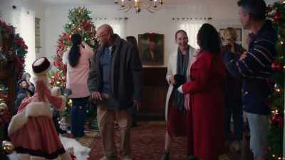 Yes, please! - Mystery on Mistletoe Lane