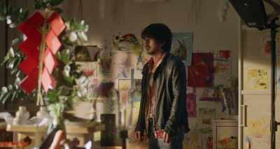 - Yes.
- Then, I'll stay here. - It Comes