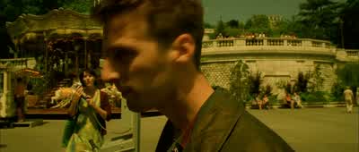 Yes. You! Man with the plastic bag!It's for you. - Amélie