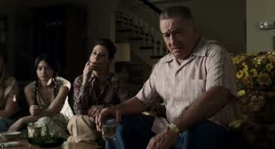 يجب أن أتصل بـ"جو". - The Irishman
