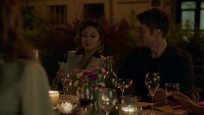 Yo, Gab. Gabs, tell me what I'm eating, - Emily in Paris