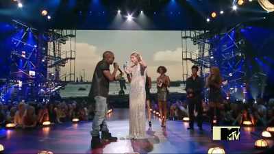 -Yo, Taylor.
-[audience cheering] - Taylor Swift vs Scooter Braun: Bad Blood