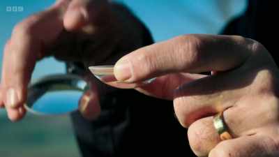 You add a second lens,
a concave lens, - Secrets of Size: Atoms to Supergalaxies