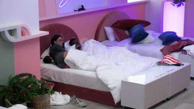 >> YOU ALL GOING TO CUDDLE OVER
THERE? - Love Island