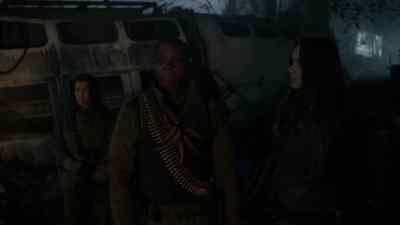 -You all right?
- ‭I'm fine. - Falling Skies