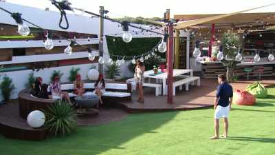‐You all right?
‐NATHAN: Oh, he's got
the same shorts as me, - Love Island