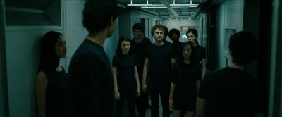 You all stay here. - Voyagers
