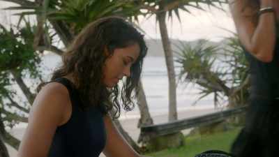 You call me
if you need me.
[ Cellphone ringing ] - Reef Break