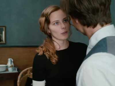 - You can dance with me too.
- I will. Now? - Fabian: Going to the Dogs
