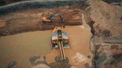 - You can jump on the digger and have a go.
- Awesome. - Gold Rush: Parker's Trail