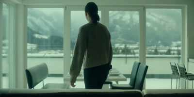 You can put your things here and sit down.
I'll drain the pasta. - The Darker the Lake