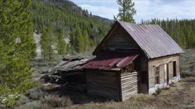 You can see these cabins - Mysteries of the Abandoned