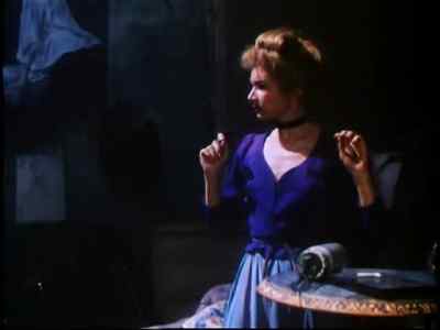 You can undress in there. - Moulin Rouge