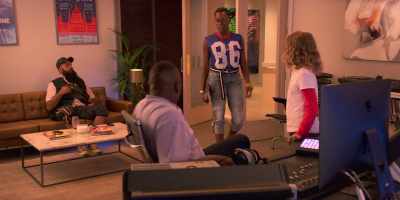 - You can't be in here.
- Ehh... We wasn't in here, really. - Turn Up Charlie