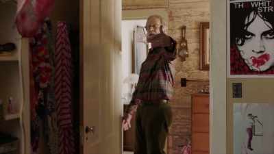 You can't be in her room
before the prom, dummy. - Imposters