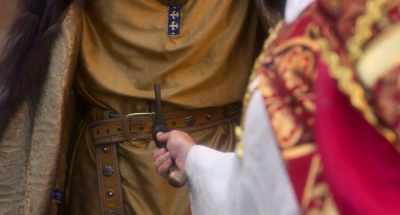You can't stab me. I'm the king. - Quasi