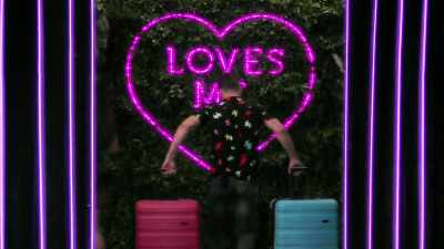 ♪ YOU CAN'T TOUCH THIS
>> Announcer: TONIGHT, KYRA IS - Love Island
