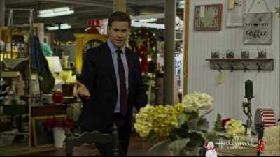 You could host Christmas dinners
at this table for years to come. - Christmas Wishes & Mistletoe Kisses