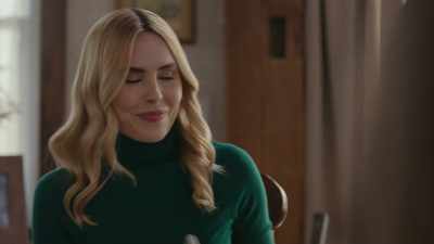 - You deserve a candy cane.
(Jessica chuckles) - Christmas on the Alpaca Farm