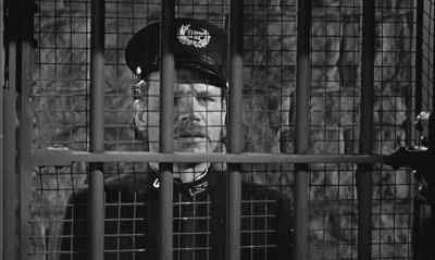 - You did middlin', Runty. Middlin'.
- Middling? - Birdman of Alcatraz