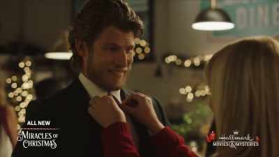 - You did your tie really good.
- Thanks. - Project Christmas Wish