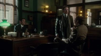 - You dog!
- Hey! - Murdoch Mysteries
