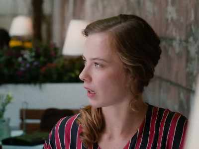 - You don't have much yourself.
- Don't insult me. - Fabian: Going to the Dogs