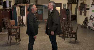 - You don't say!
- You left and I kept your girlfriend. - The Distinguished Citizen