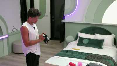 >> YOU DON'T SMELL BAD BECAUSE
I'VE ONLY WORN THEM FROM SO LONG - Love Island