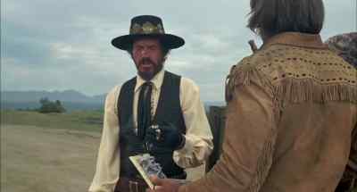 You dropped your bracelet.
Keep it. - Barquero