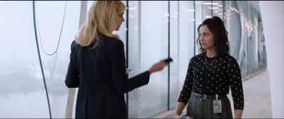 - You dropped something.
- Oh, no. That's not mine. - Charlie's Angels