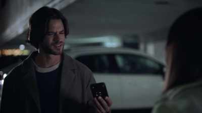 - You dropped this.
(traffic droning) - It’s Beginning to Look a Lot Like Murder