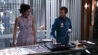 You found any more money
in her clothes? - Bones