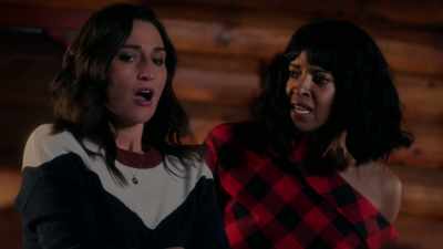 - You gave her money?
- For a motel! - Girls5eva