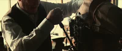 - You get a volunteer to put a hand there. - The Prestige