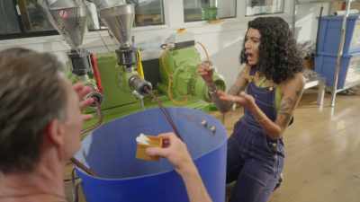 - You get the nice aromas?
- Wow! It's so rich. - What Am I Eating? With Zooey Deschanel