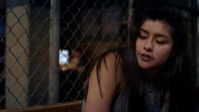 You got a little blood on your leg. - Vida