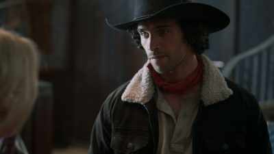 -You got a little...something.
-Thanks. - Mistletoe Ranch