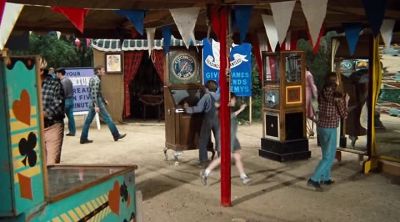 You guys, there's a mirror! - The Waltons