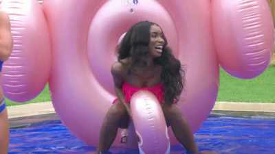 YOU GUYS, THEY'RE ACTUALLY
CHOOSING THE POOL. - Love Island