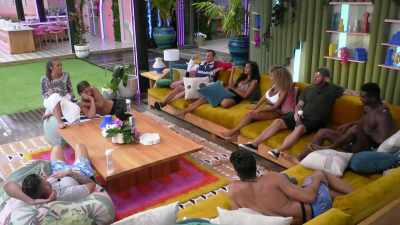 >> YOU HAD TO SPIT MILKSHAKE
INTO SOMEONE'S MOUTH. - Love Island