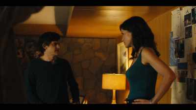 -You handle him
and the doorman.
-(buzzing) - Jett